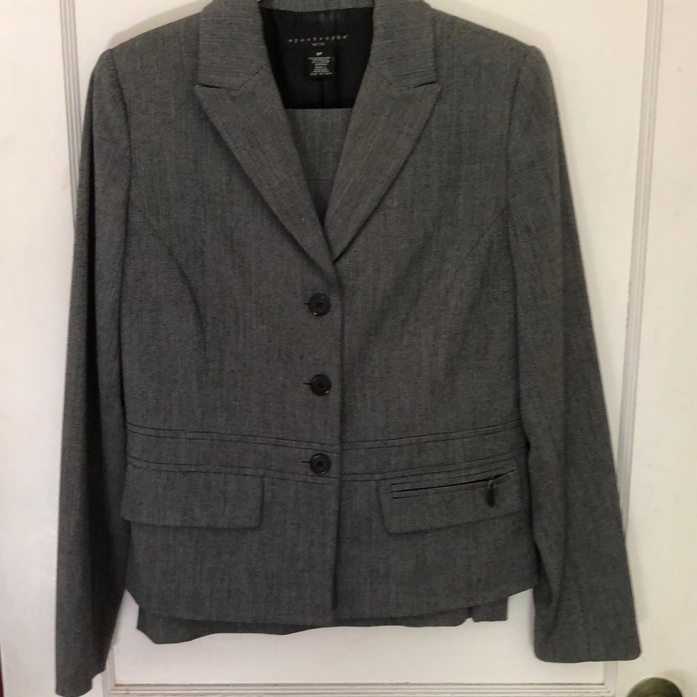 🔥🔥🔥🔥🔥🔥🔥Apostrophe suit size 6P Ptp 19” waist 14”